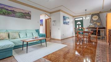 テレビ、暖炉、卓球台