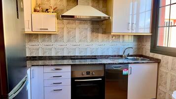 Køleskab, mikrobølgeovn, ovn, kogeplade