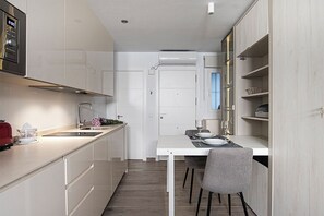 Réfrigérateur, micro-ondes, plaque de cuisson, lave-vaisselle