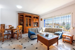 Een televisie en een open haard