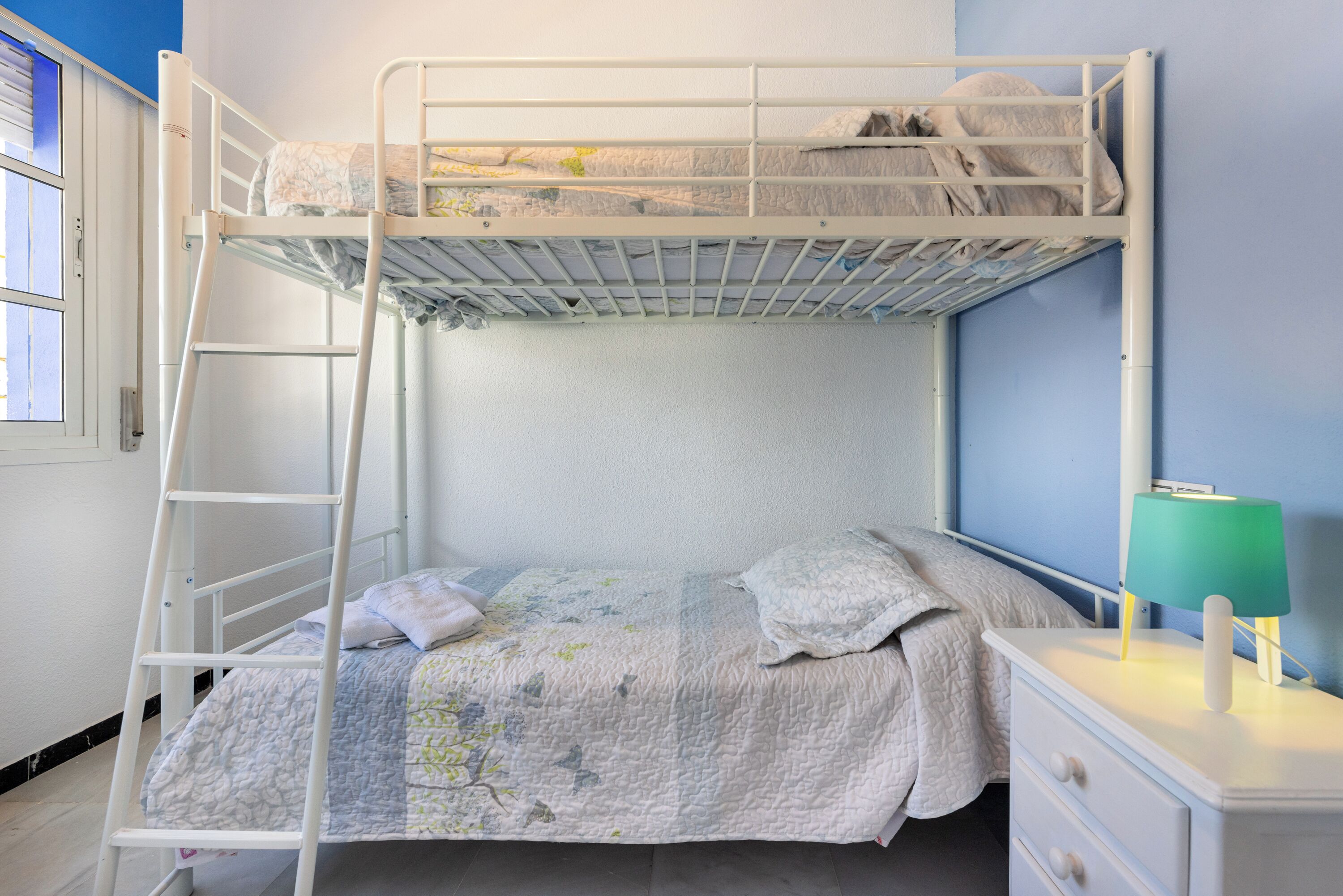 4 slaapkamers, een strijkplank/strijkijzer, gratis wifi, beddengoed