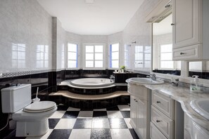 Badewanne, Haartrockner, Handtücher