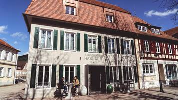 Un edificio tradicional con un cartel que dice 'Stadthotel Haslach'.