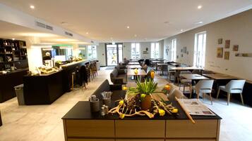 Tägliches einheimisches Frühstück (13.50 EUR pro Person)