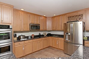 Kylskåp, mikrovågsugn, ugn och spishäll