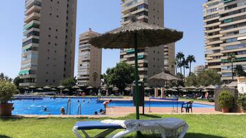 Una piscina al aire libre