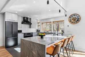 Mikroaaltouuni, liesi, astianpesukone, kahvin-/teenkeitin