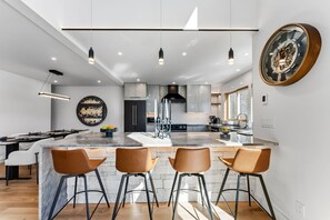 Mikroaaltouuni, liesi, astianpesukone, kahvin-/teenkeitin