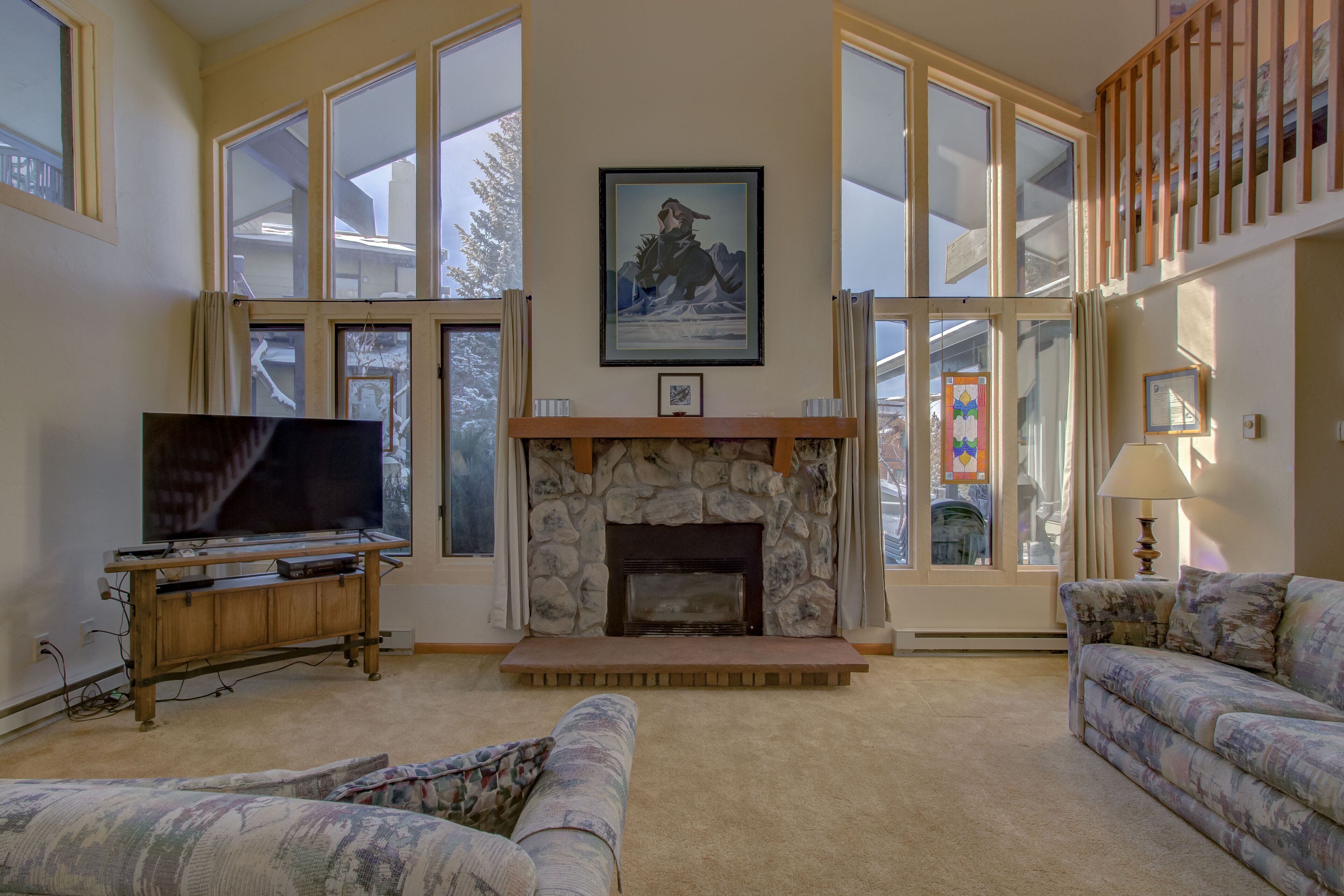 Huge Condo Near Mountain. Outdoor Pool and Hot Tub.