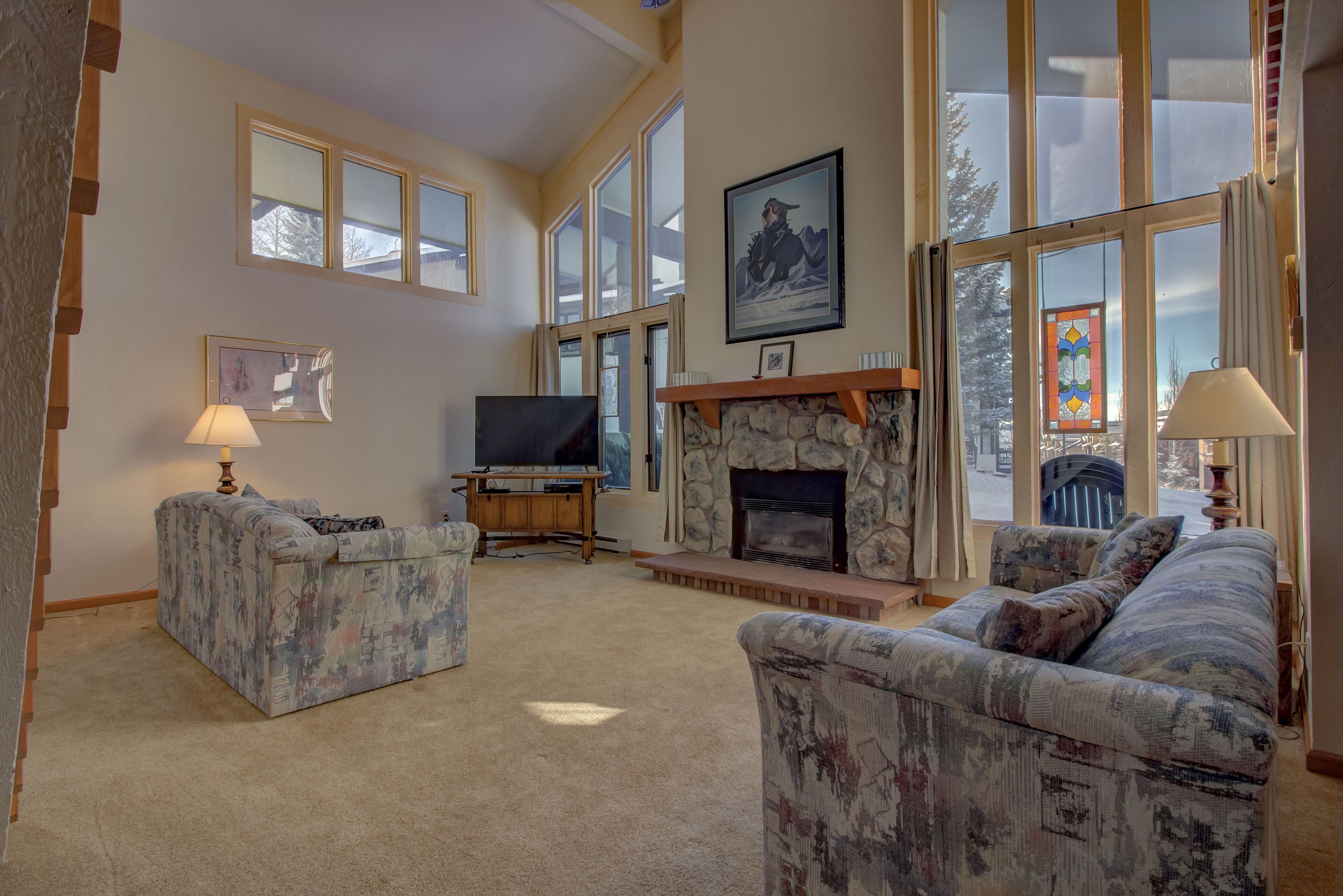 Huge Condo Near Mountain. Outdoor Pool and Hot Tub.