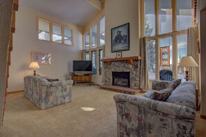 TV, fireplace