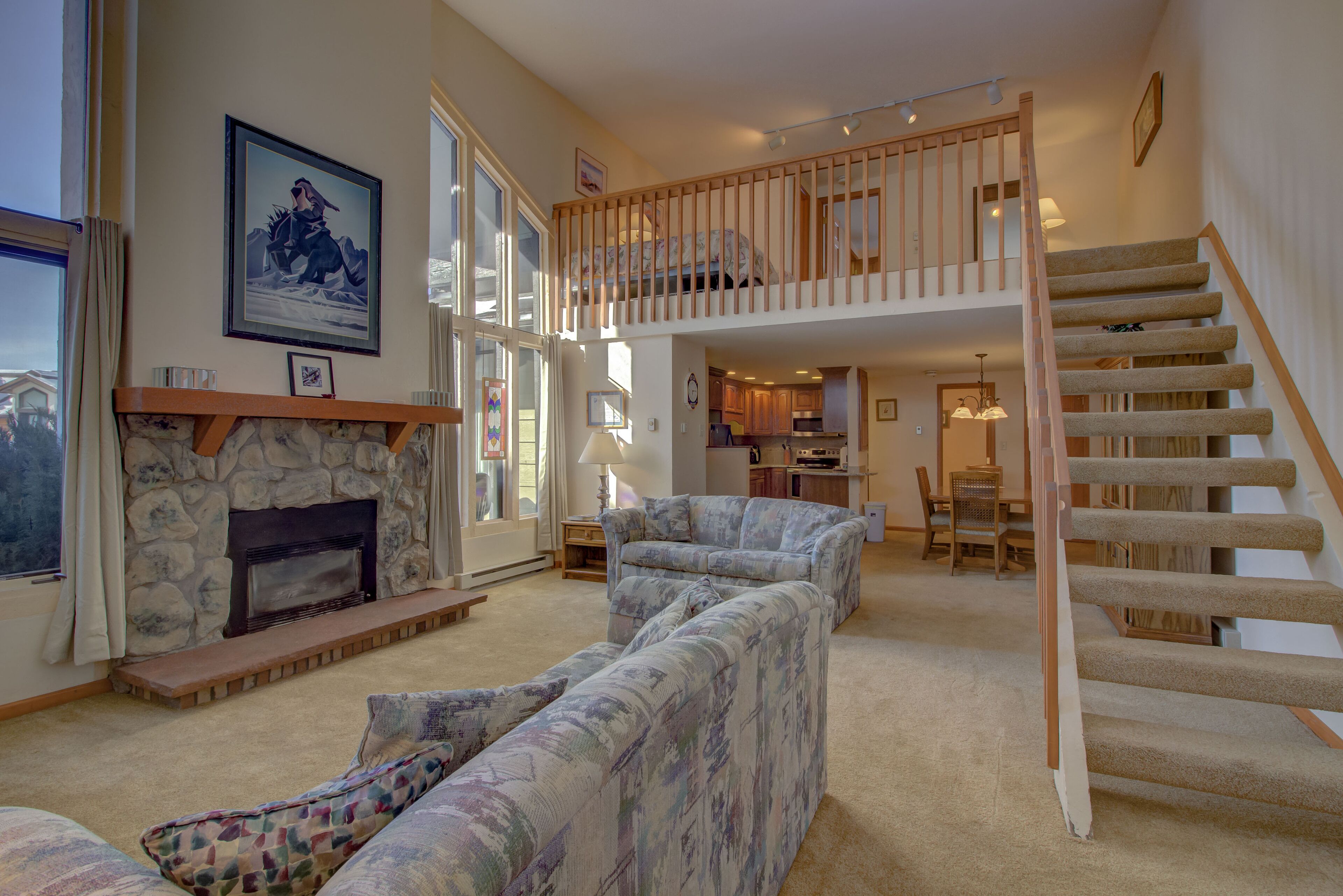 Huge Condo Near Mountain. Outdoor Pool and Hot Tub.