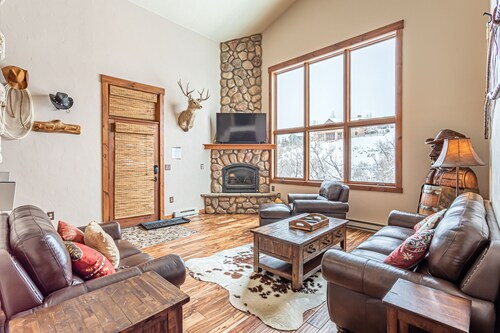 Hilltop Haven | Stunning 3BR + Den Retreat!