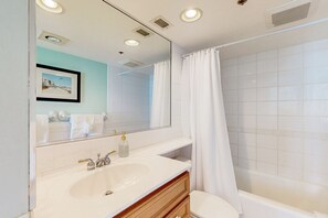 Towels - Sea Colony Ocean 9th floor condo w/ elevator, basketball court, and free WiFi (Bethany Beach)