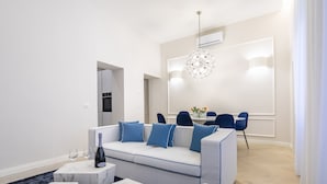 Apartemen Mewah | Area keluarga | Smart TV