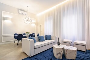 Luxury Apartment | Living area | Smart TV - Luxury Blue Duomo by Mmega (Florence)