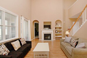 Fernseher, DVD-Player, Tischtennisplatte, Bücher