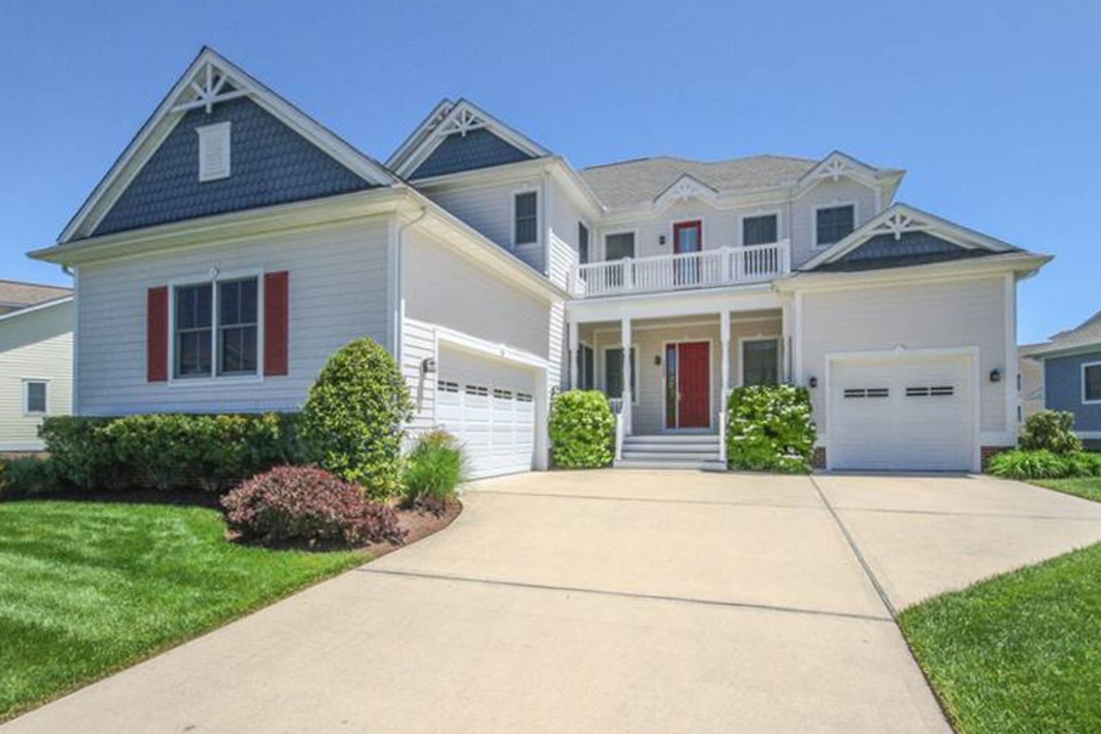 Bayside Resort house w/shared sauna, private gas grill, golf on-site & fireplace