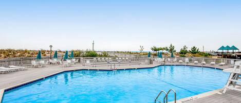 من حمّامات السباحة المغطاة، حمّام سباحة مُدفَّأ