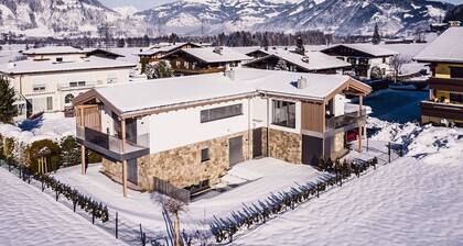 Aurora Mountain Chalet, Garden & sauna