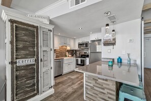 Jääkaappi, mikroaaltouuni, uuni, liesi