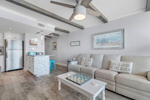 Een flatscreentelevisie, een dvd-speler en een stereo