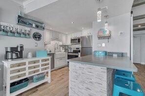 KĂŒhlschrank, Mikrowelle, Ofen, Herdplatte