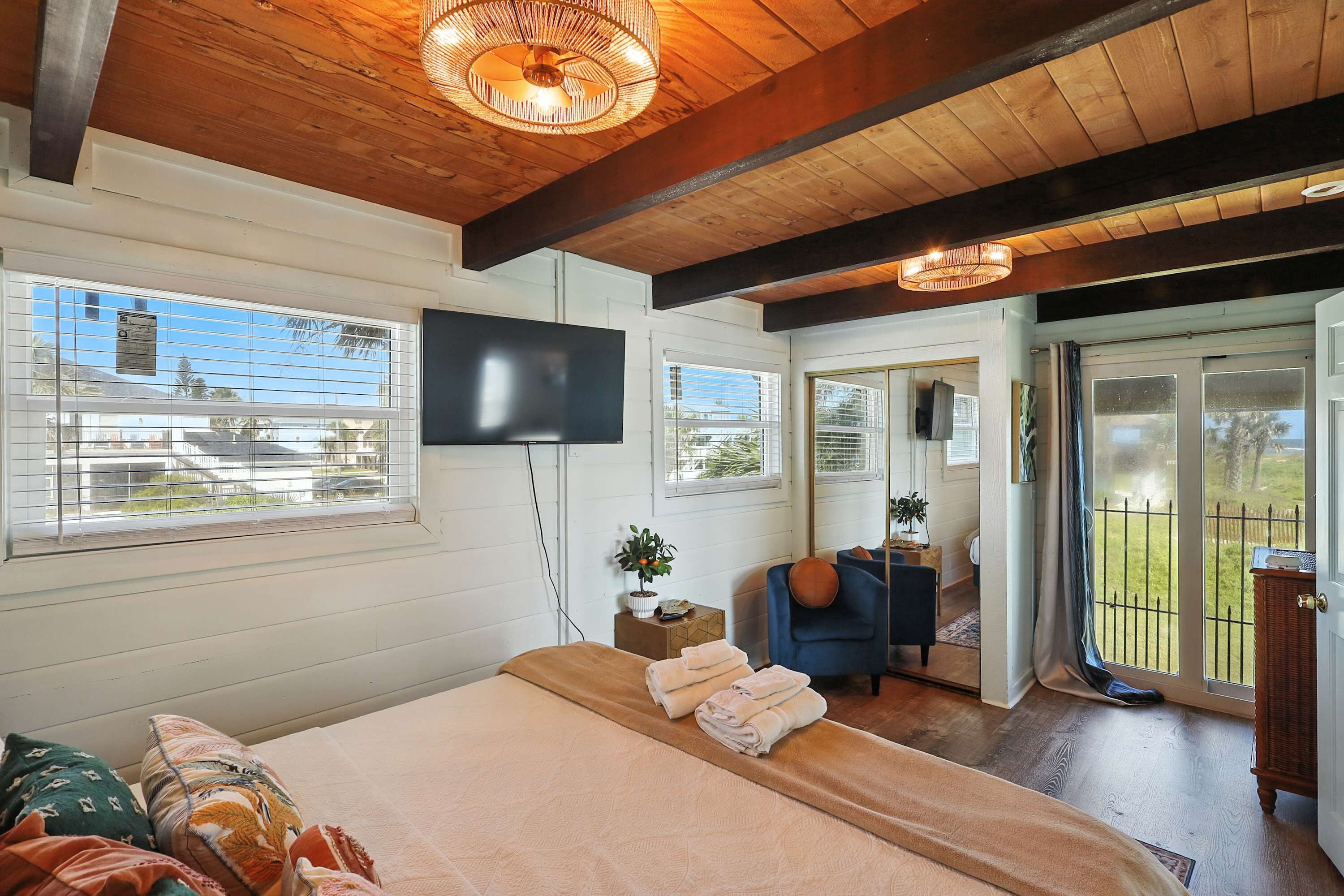 6 soverom, skrivebord, strykejern/-brett og reiseseng for barn