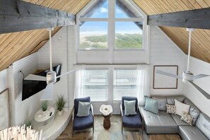 TV, books, offices - Oceanfront Family Home in Palm Coast Steps to the beach (Palm Coast)