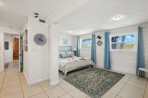 6 bedrooms, desk, iron/ironing board, travel cot