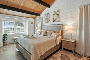 6 bedrooms, desk, iron/ironing board, travel crib