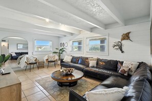 Télévision, livres, espaces bureaux