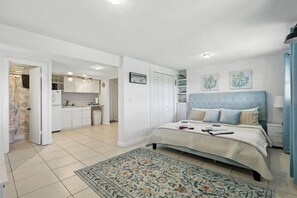 6 bedrooms, desk, iron/ironing board, travel cot