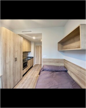 Chambre simple | Couette en duvet, bureau, espace de travail pour ordinateurs portables