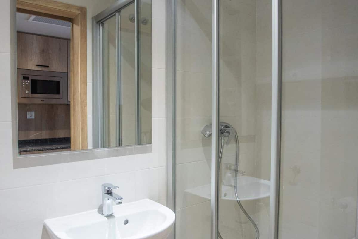 apartment, 2 bedrooms | bathroom | shower, towels