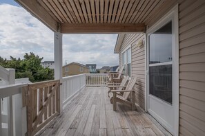 Terrace/patio - 5212A- Cotton's Cabana, 3-bedroom duplex in KDH, NC, pet friendly, just steps from the beach. (Kill Devil Hills)