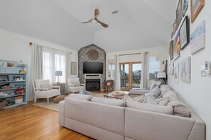 TV, lettore DVD, tavolo da calcetto, libri