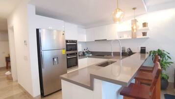 Réfrigérateur, micro-ondes, four, plaque de cuisson