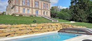 Una piscina al aire libre, una piscina climatizada