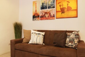 Apartment, 2 Schlafzimmer | Wohnbereich | 36-Zoll-Fernseher mit Digitalempfang