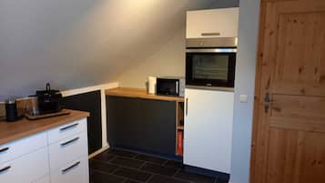 Een koelkast, een magnetron, een kookplaat