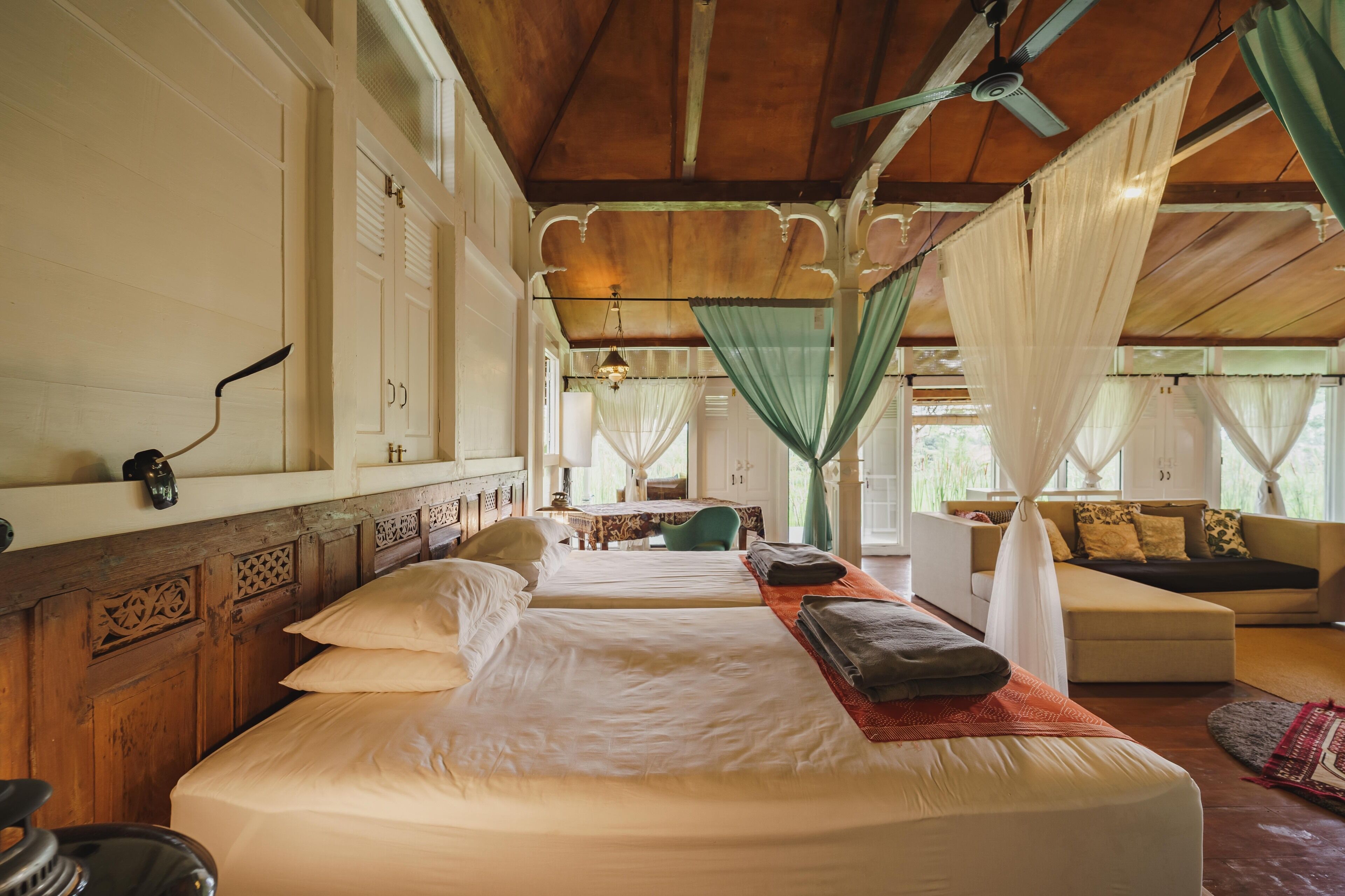 Vila Deluks | Meja kerja dan seprai linen