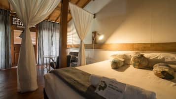 1 bedroom, desk, bed sheets