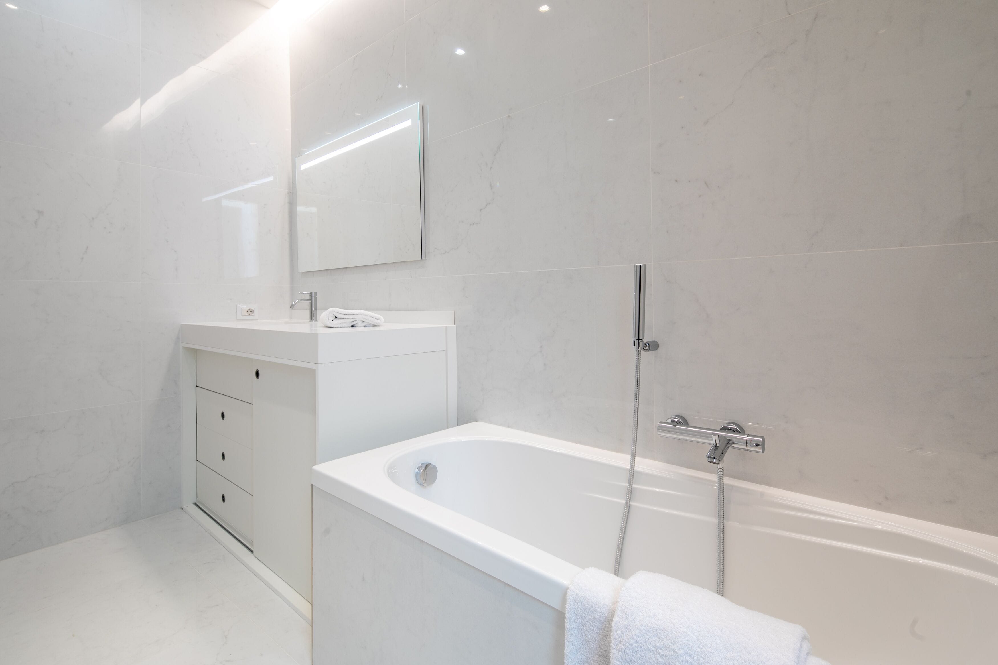 Apartamento de diseño | Baño | Artículos de higiene personal gratuitos, secador de pelo, bidé y toallas