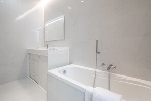 Design-Apartment | Badezimmer | Kostenlose Toilettenartikel, Haartrockner, Bidet, Handtücher