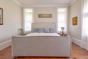 5 bedrooms, desk, iron/ironing board, travel crib