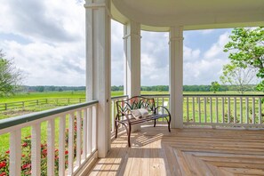 Terrace/patio - Charming Farmhouse on 11 acres (Crockett)