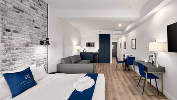 1 habitación, escritorio, tabla de planchar con plancha y wifi