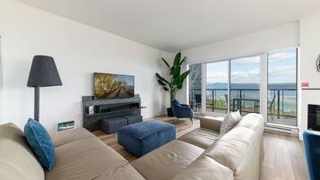 TV, fireplace, stereo