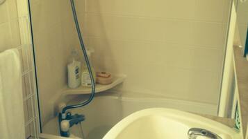 吹风机、毛巾、肥皂、卫生纸